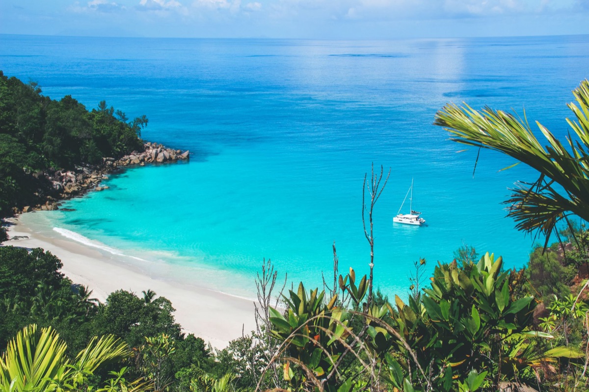 Amanecer sobre playa de Seychelles