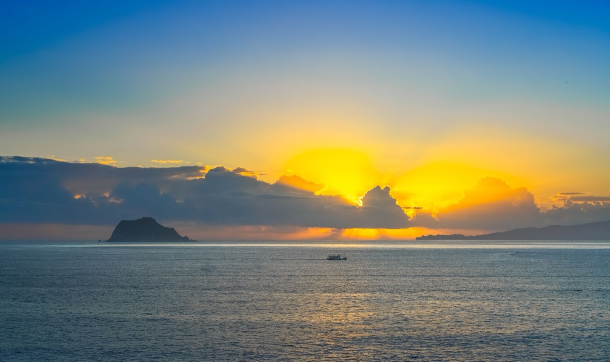 sunrise on mahé island