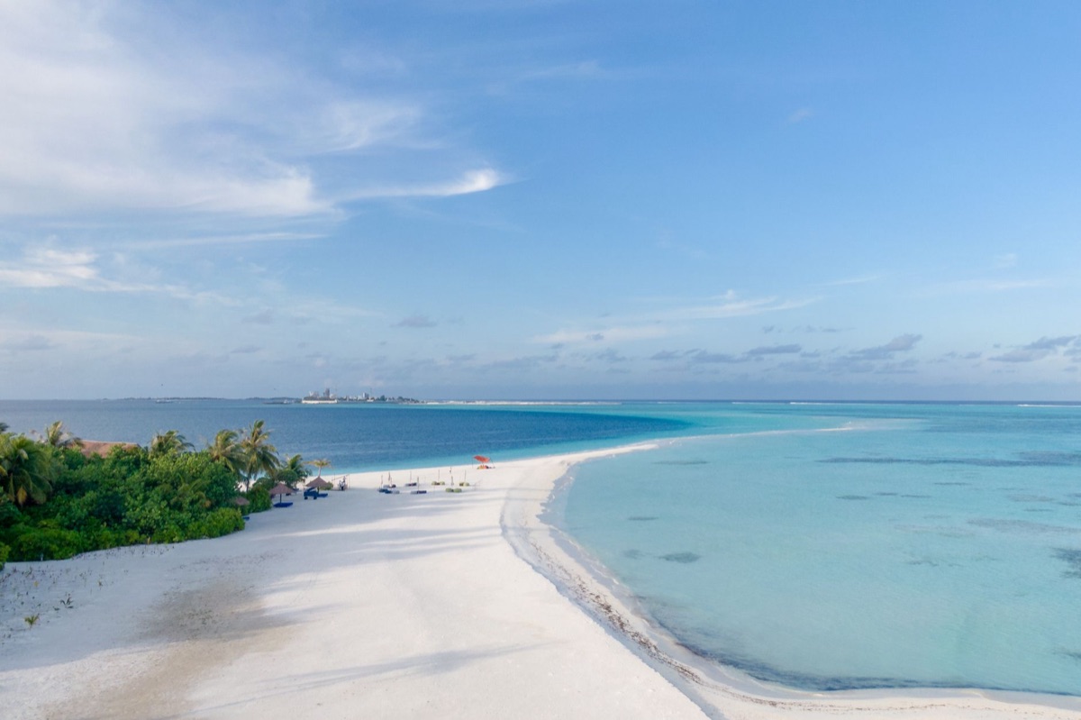 Playa blanca con océano turquesa, Seychelles