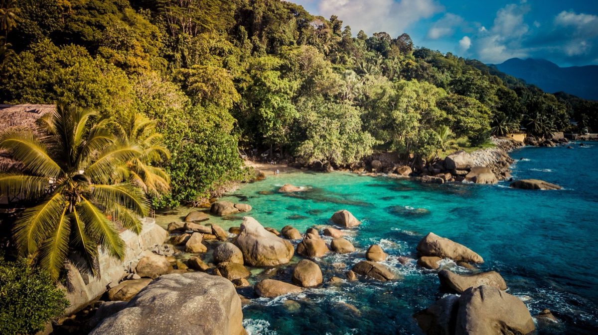 isola di seychelles con sabbia e acqua blu