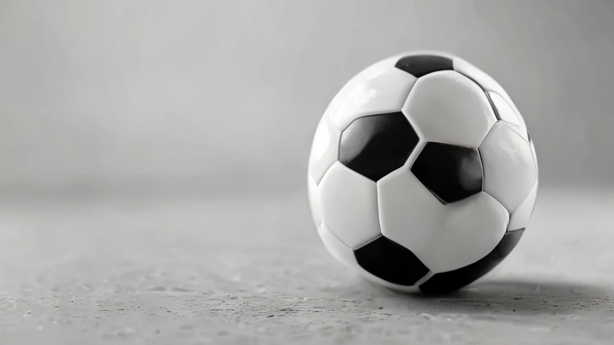 Ein Fußball mit 32 Panels, bestehend aus weißen und schwarzen Panels, für Sport verwendet.