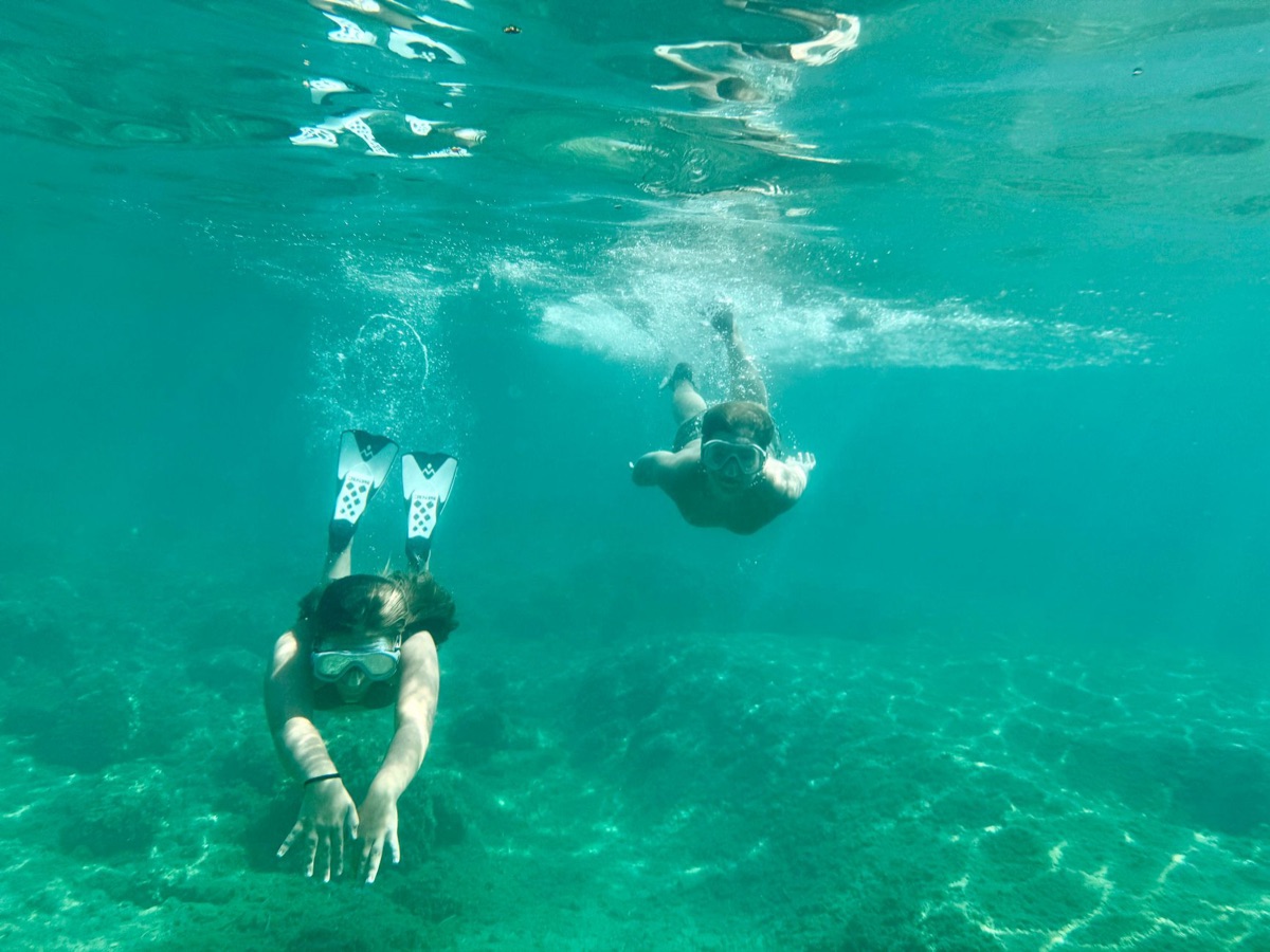 Ehepaar im klaren blauen Wasser
