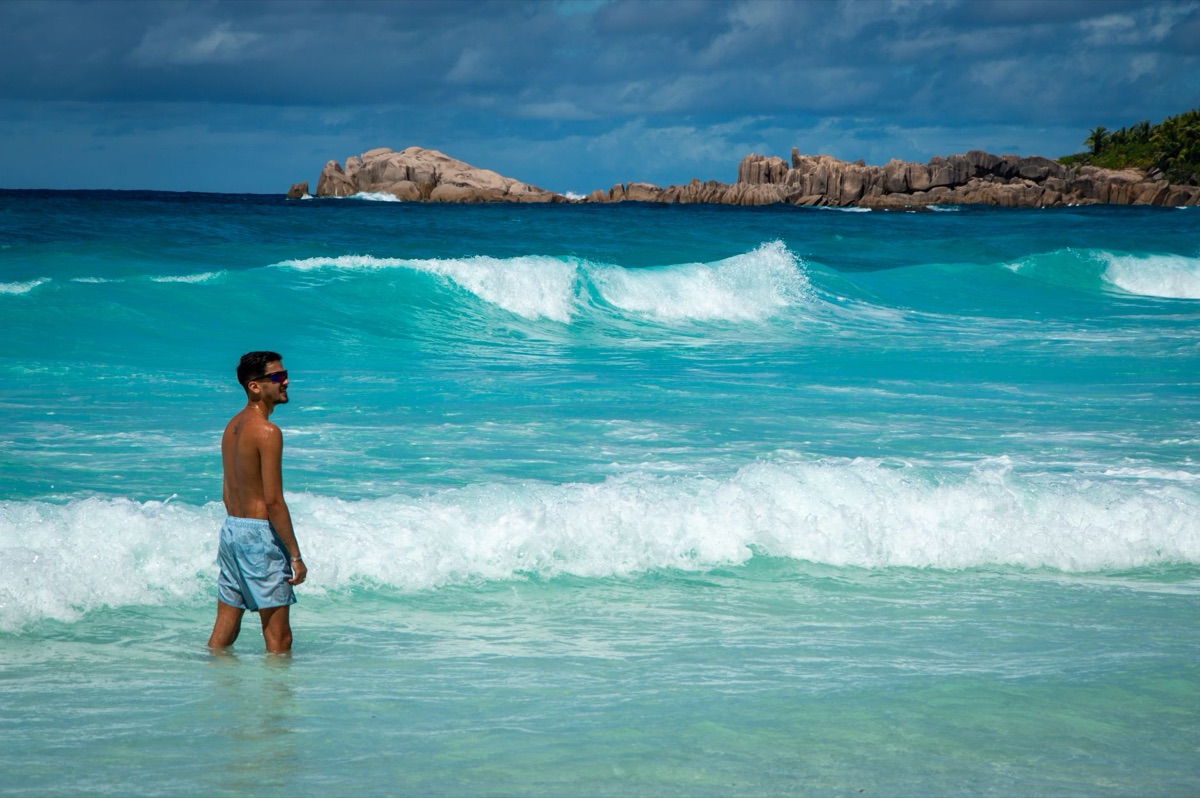 Playa de Seychelles con arena blanca y agua turquesa