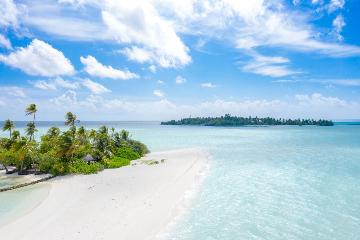 Isla de Maldive con agua azul y arena blanca