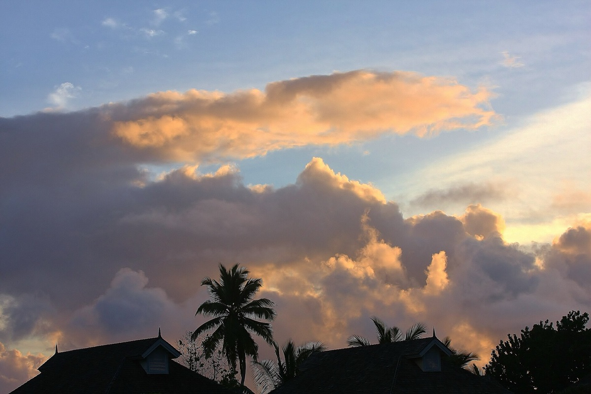Une plage de Seychelles au coucher du soleil