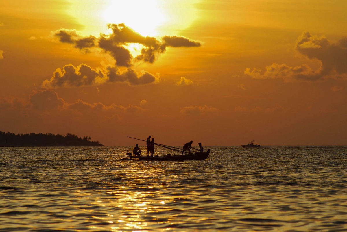 Une île des Maldives au lever du soleil
