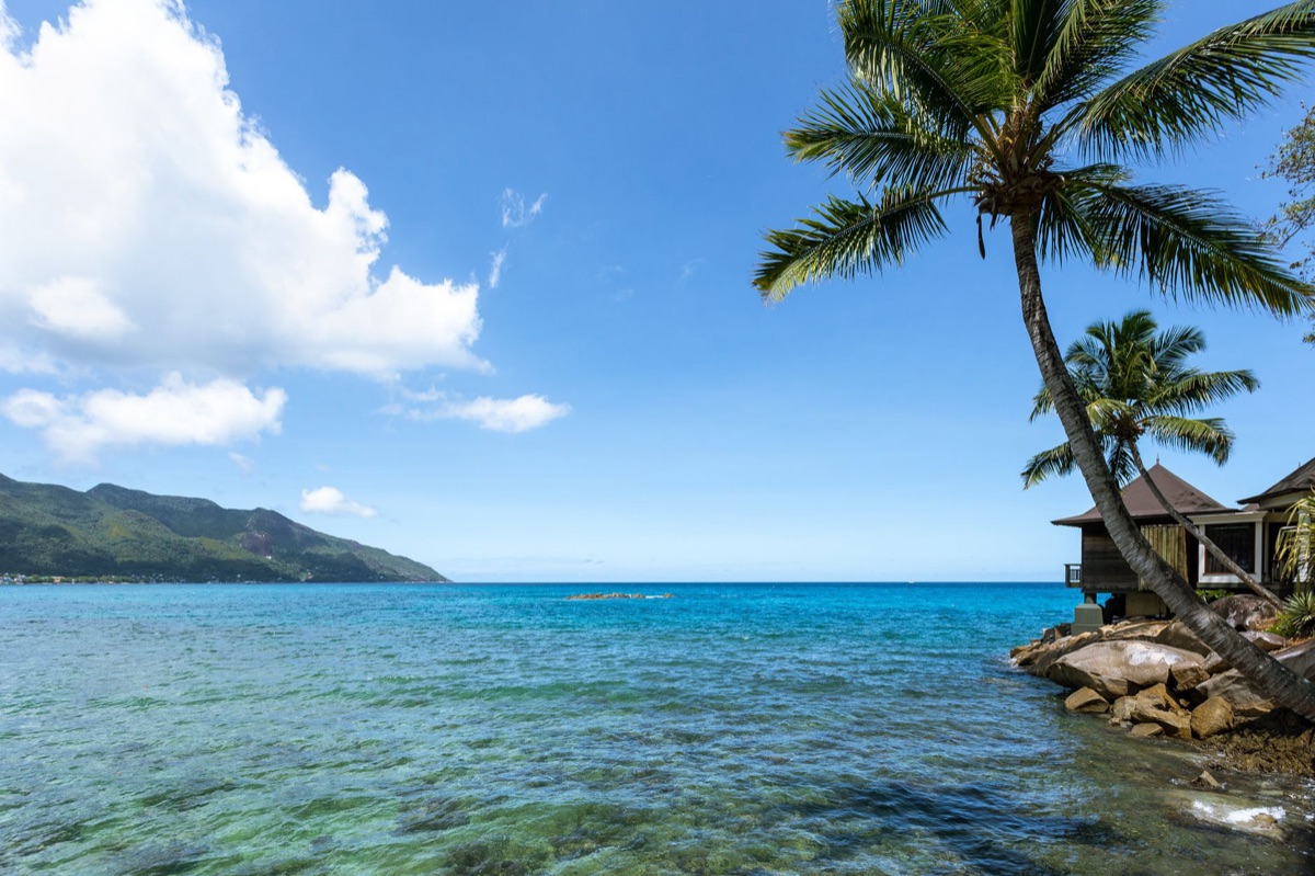 spiaggia con resort lussuoso in Seychelles