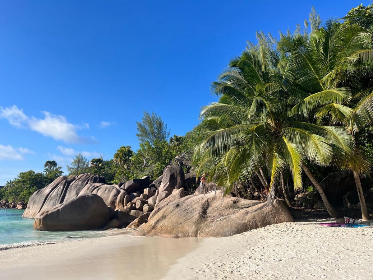 seychelles strand met witte zand en violette boten