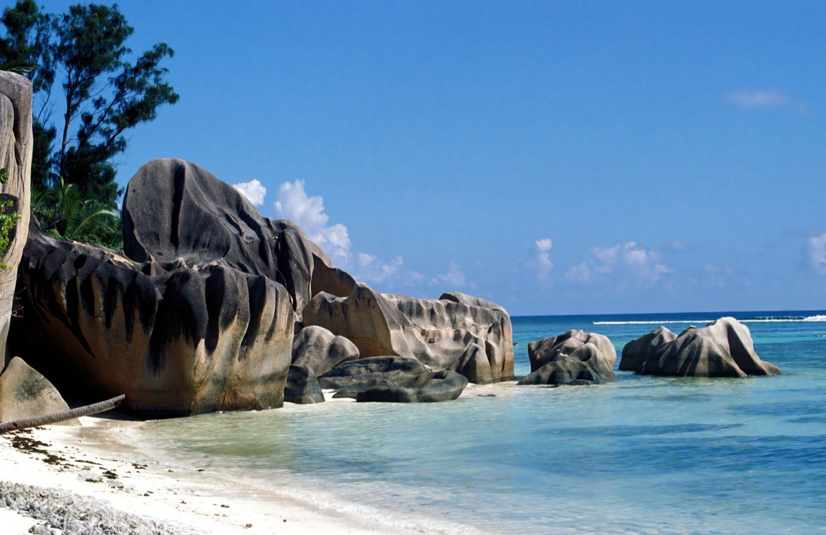 ilha de seychelles ao amanhecer