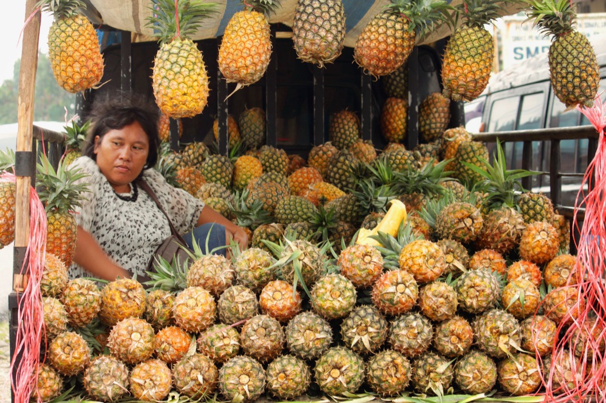 Mercato locale di Seychelles con frutta e artigianato