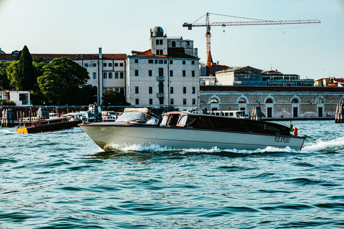 barco prata no mar seychelles