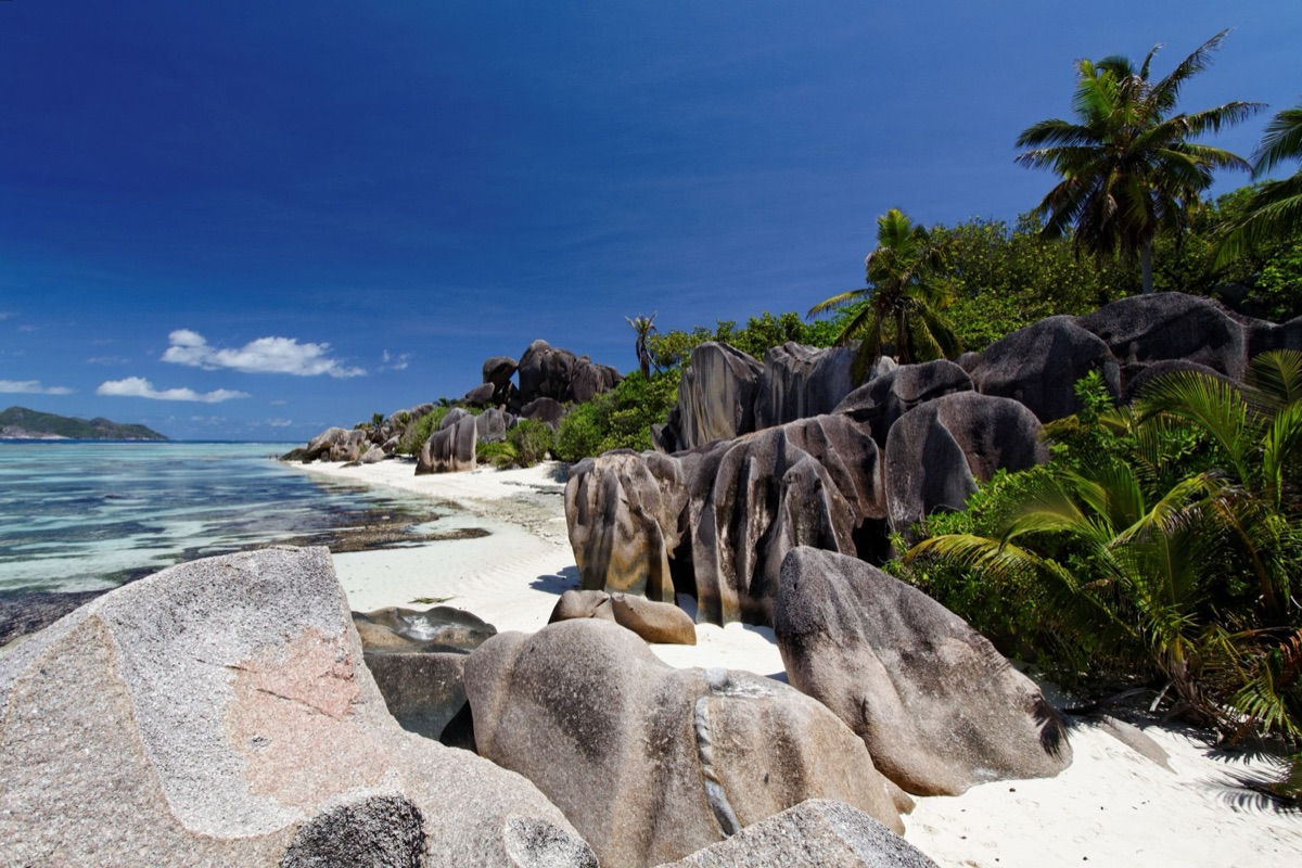 Isla de Seychelles con cielo limpio