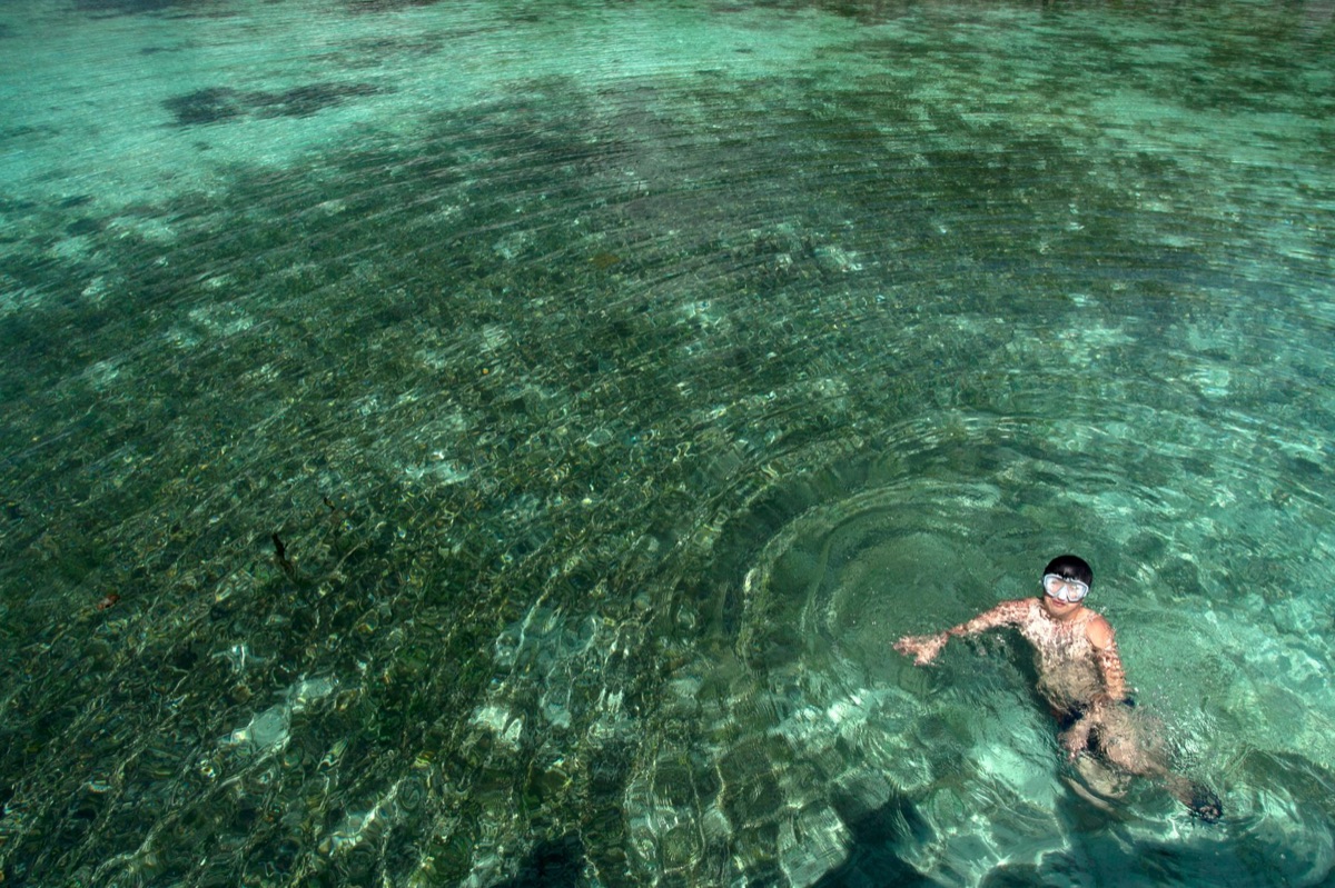 laguna com equipamento de snorkel