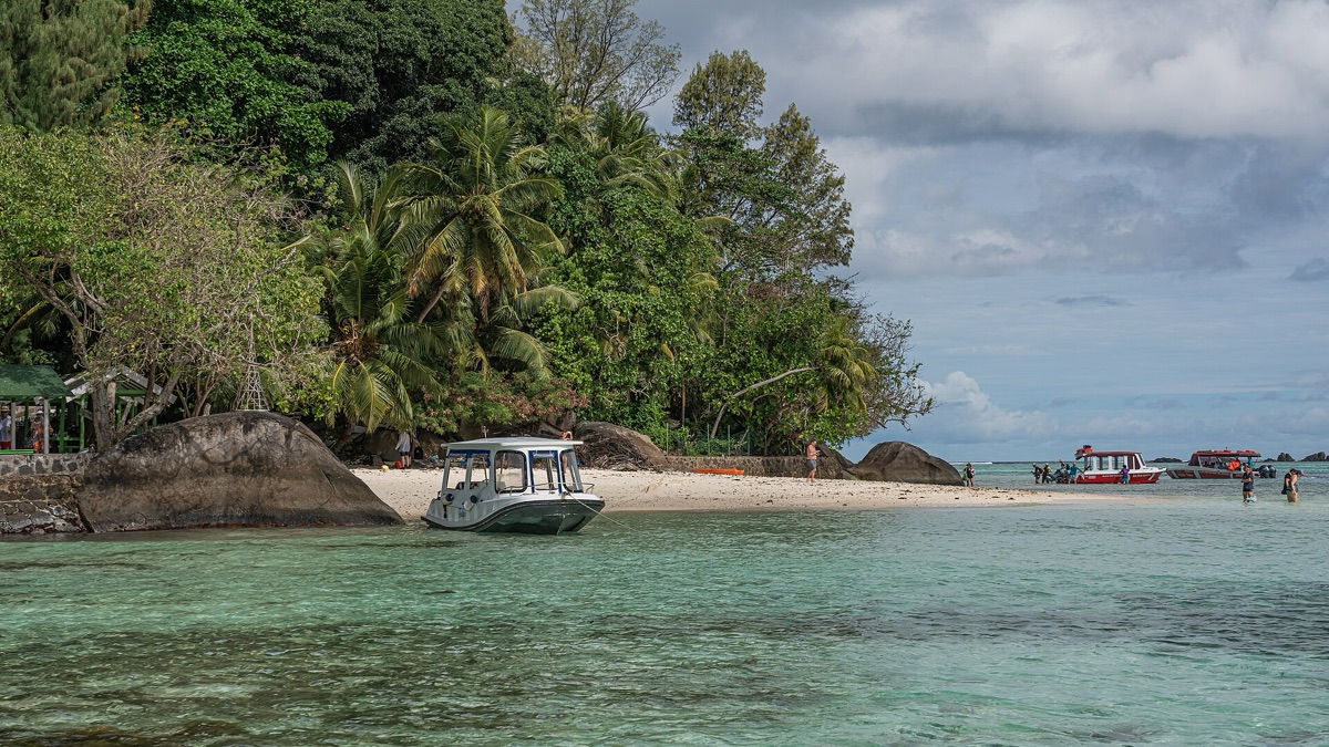 Seychelles Insel mit Boot, Reisebewohner, Ozean