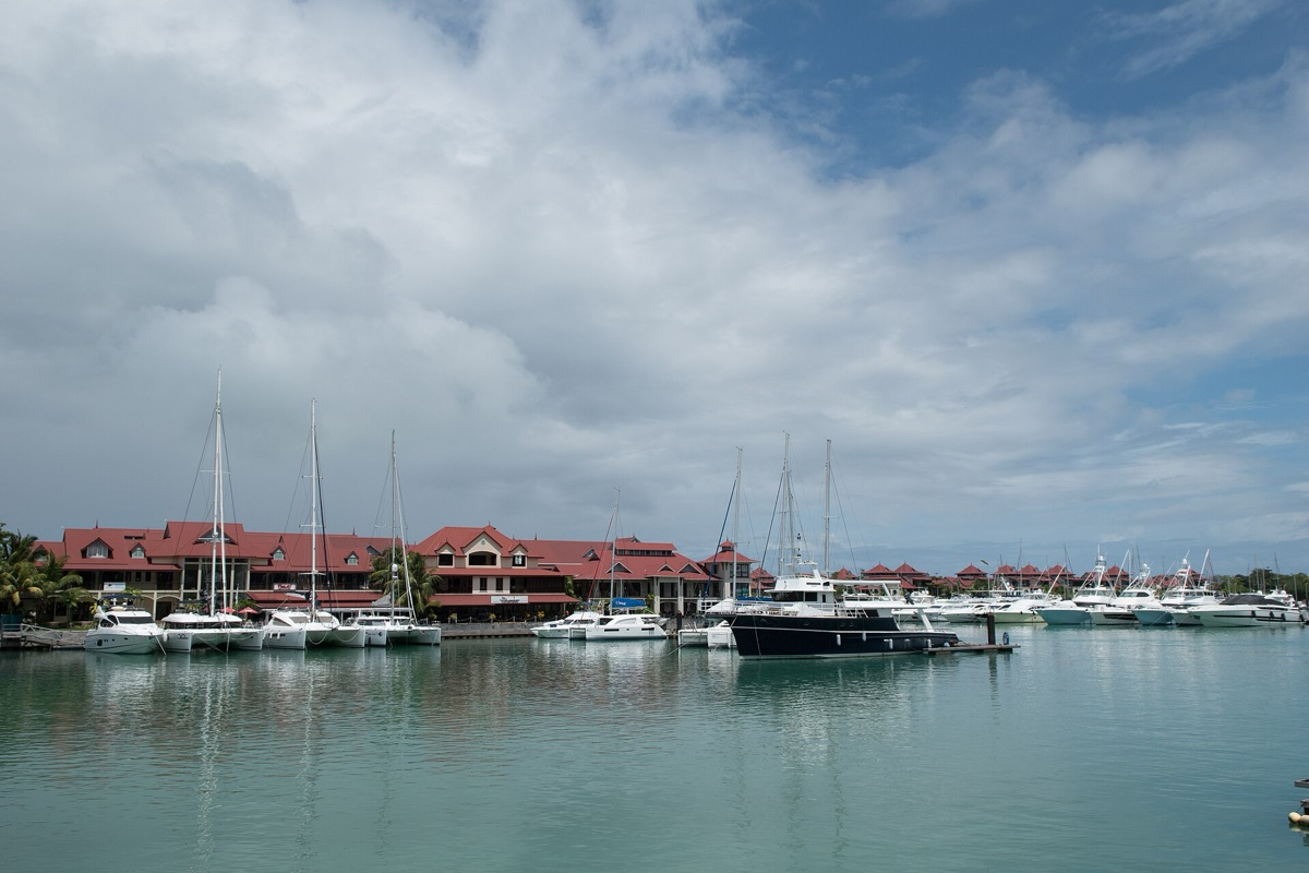 Barco en el mar frente a una isla de Seychelles