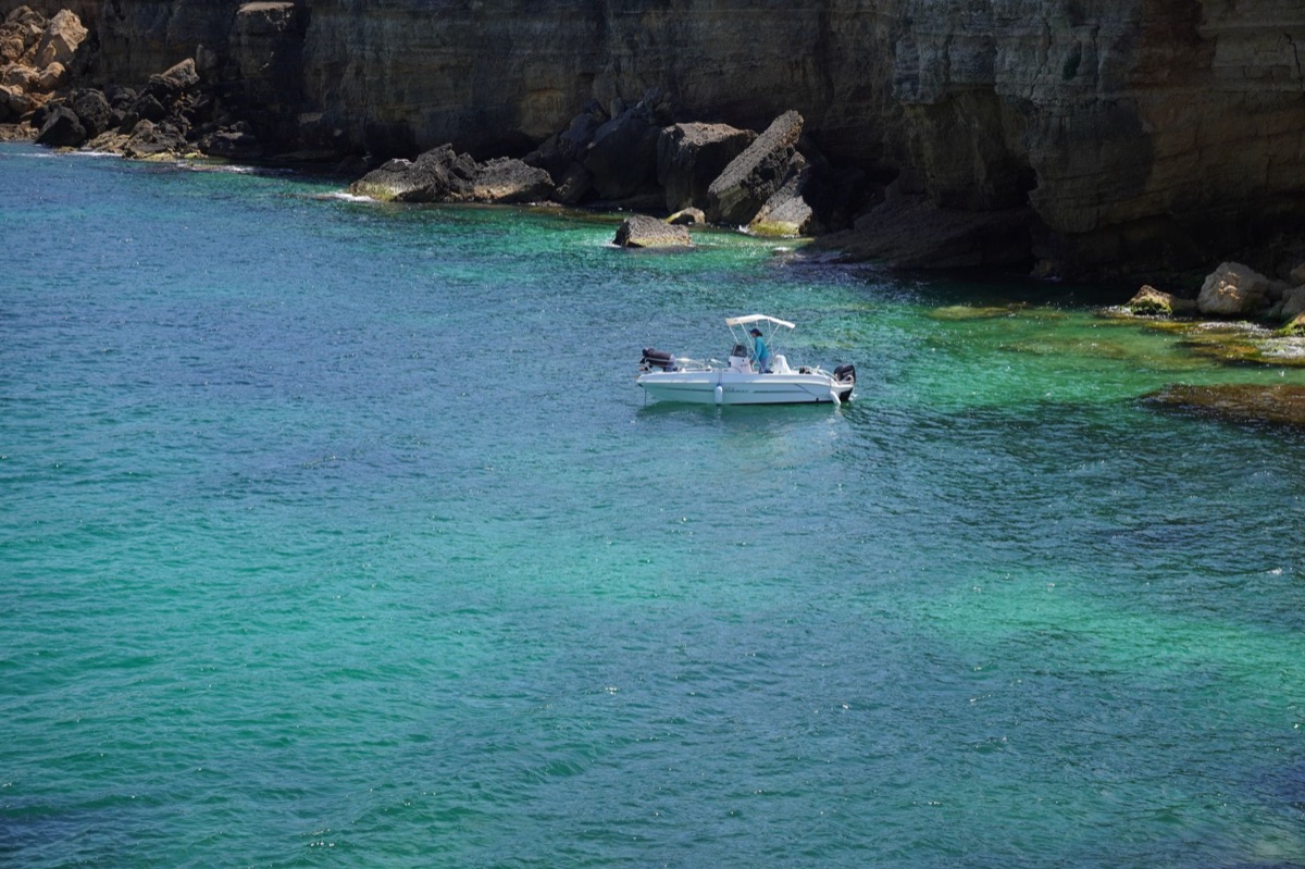 bateau blanc dans l'eau turquoise