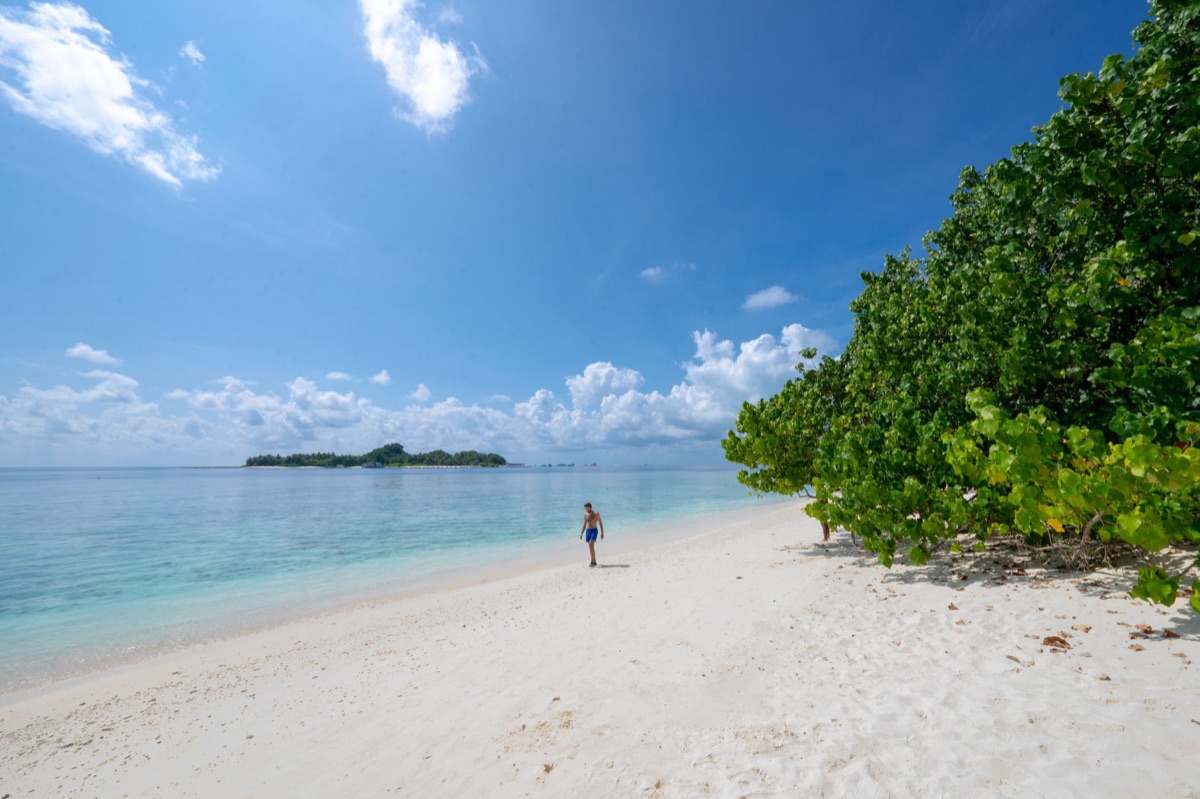 île distante avec ciel bleu et sable blanc