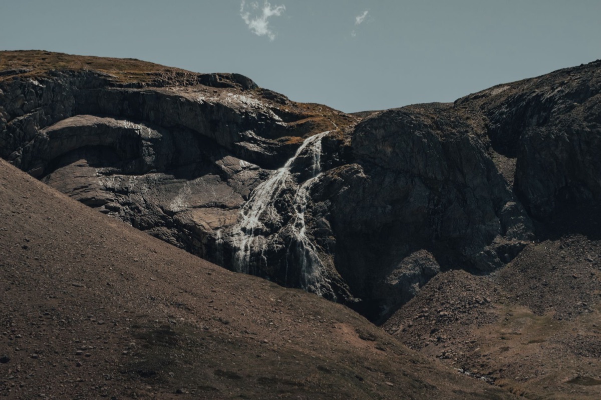 Terrain roccioso con un cascate su Radig Island