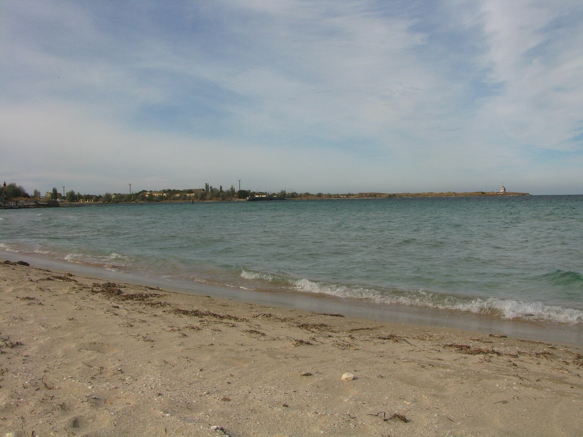 Weißer Sandstrand mit blauem Wasser